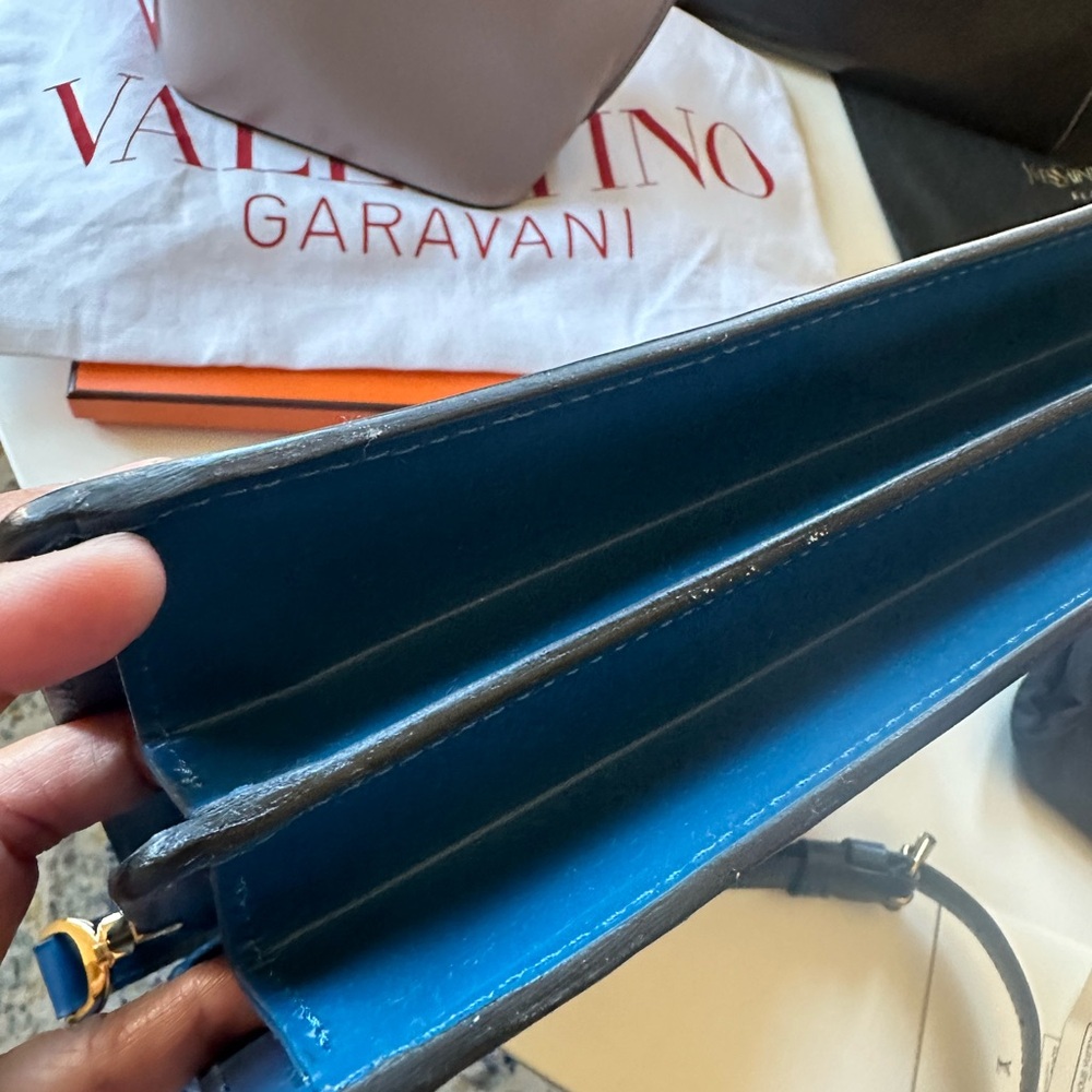 LV BLUE Epi Capucines - Picture 3 of 15